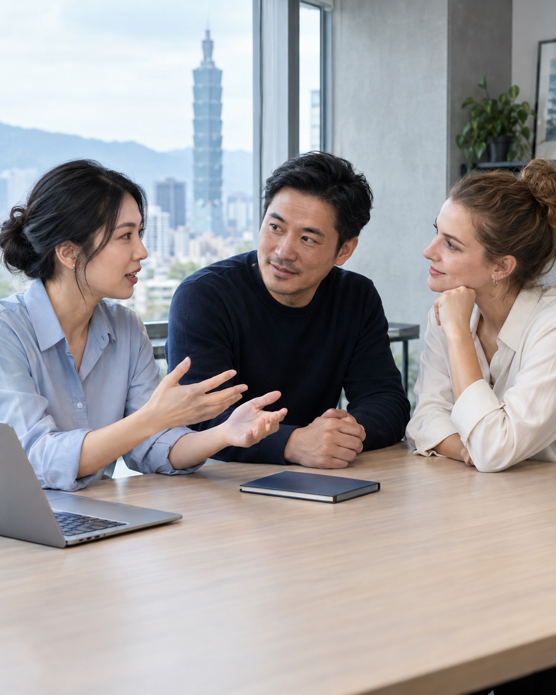Miembros de equipos de Asia y Occidente se comunican con naturalidad, centrados en el trabajo